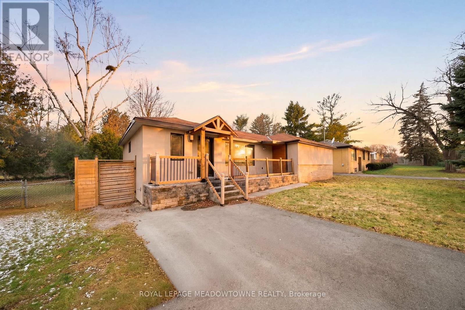 Detached at 208 GLEN OAK DRIVE, Oakville (WO West)