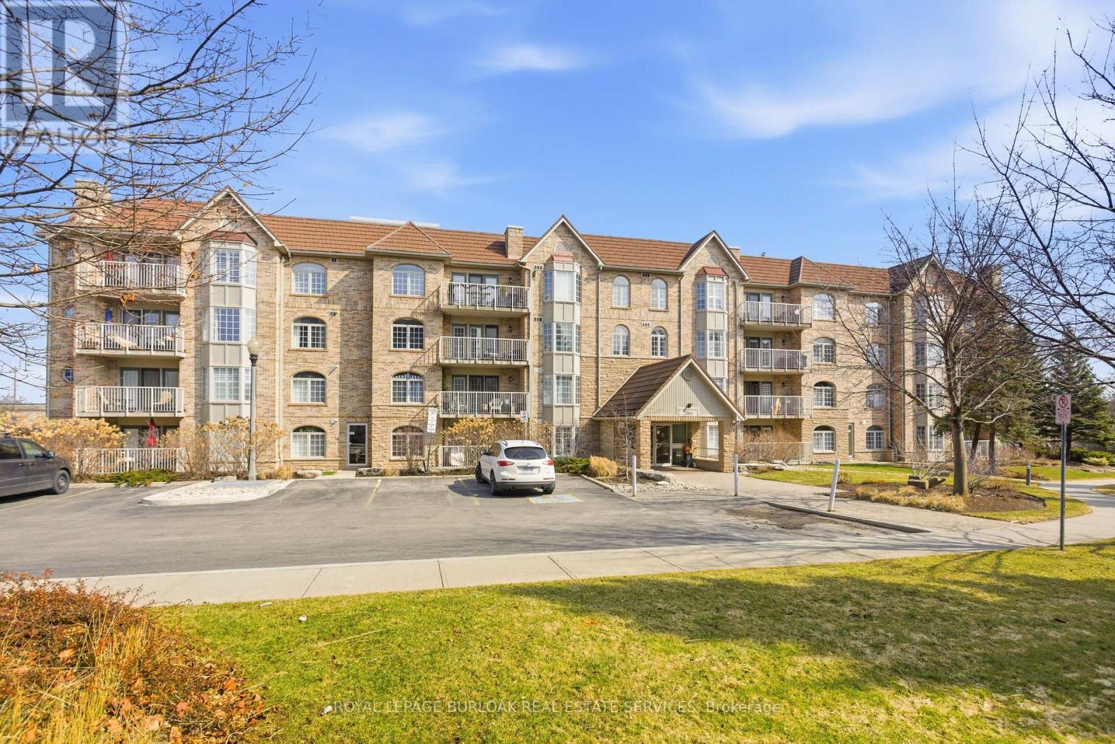Apartment at F304 - 216 PLAINS ROAD W, Burlington (Bayview)