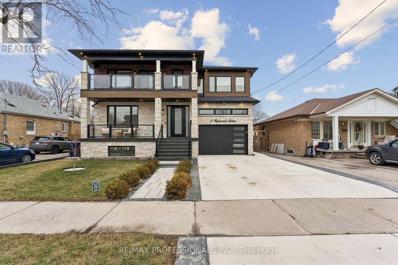 Detached at 7 RANWOOD DRIVE, Toronto (Humberlea-Pelmo Park)
