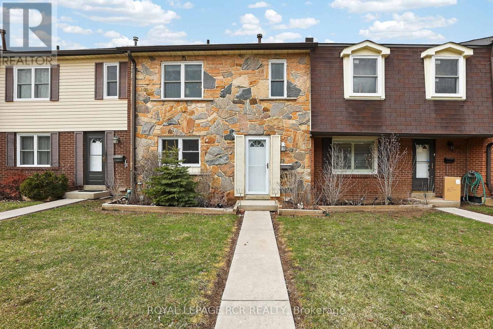 Townhouse at 12 - 2825 GANANOQUE DRIVE, Mississauga (Meadowvale)