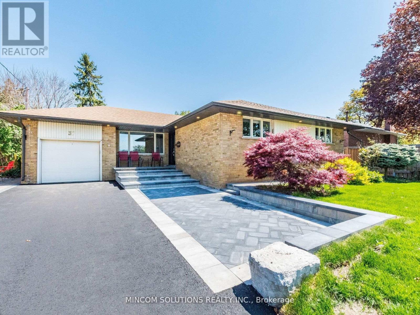 Detached at 37 SUBURBAN DRIVE, Mississauga (Streetsville)