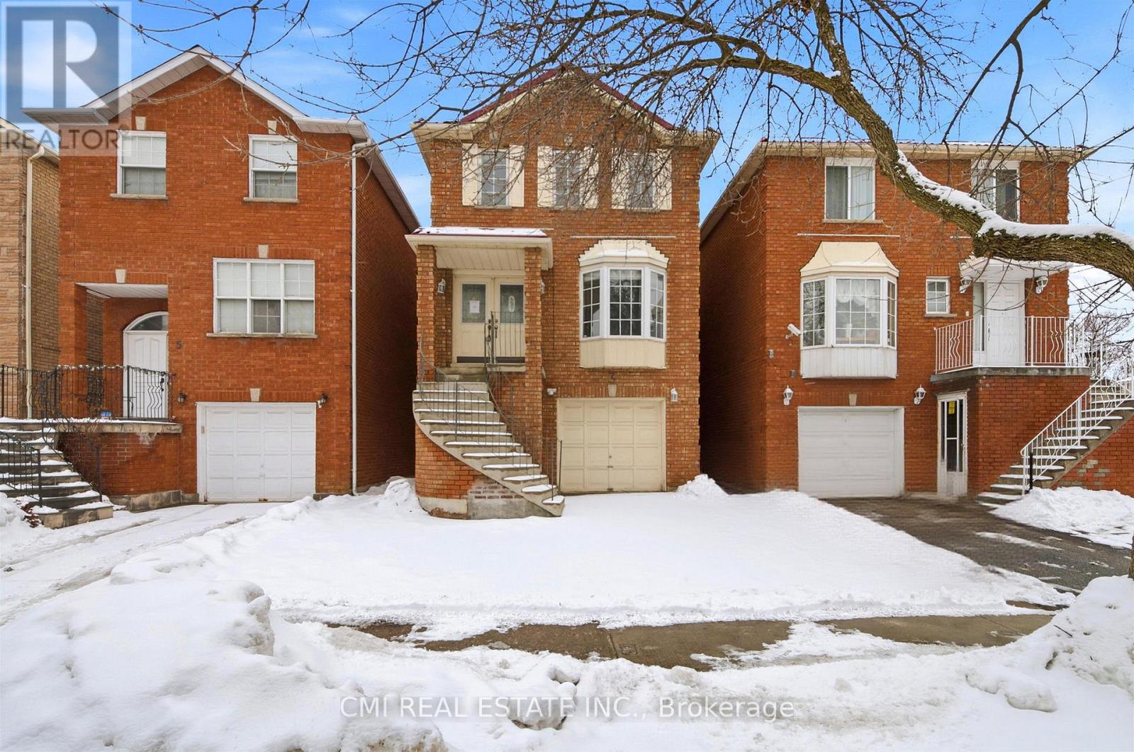 Detached at 3 FOREST POINT DRIVE, Toronto (Mount Dennis)