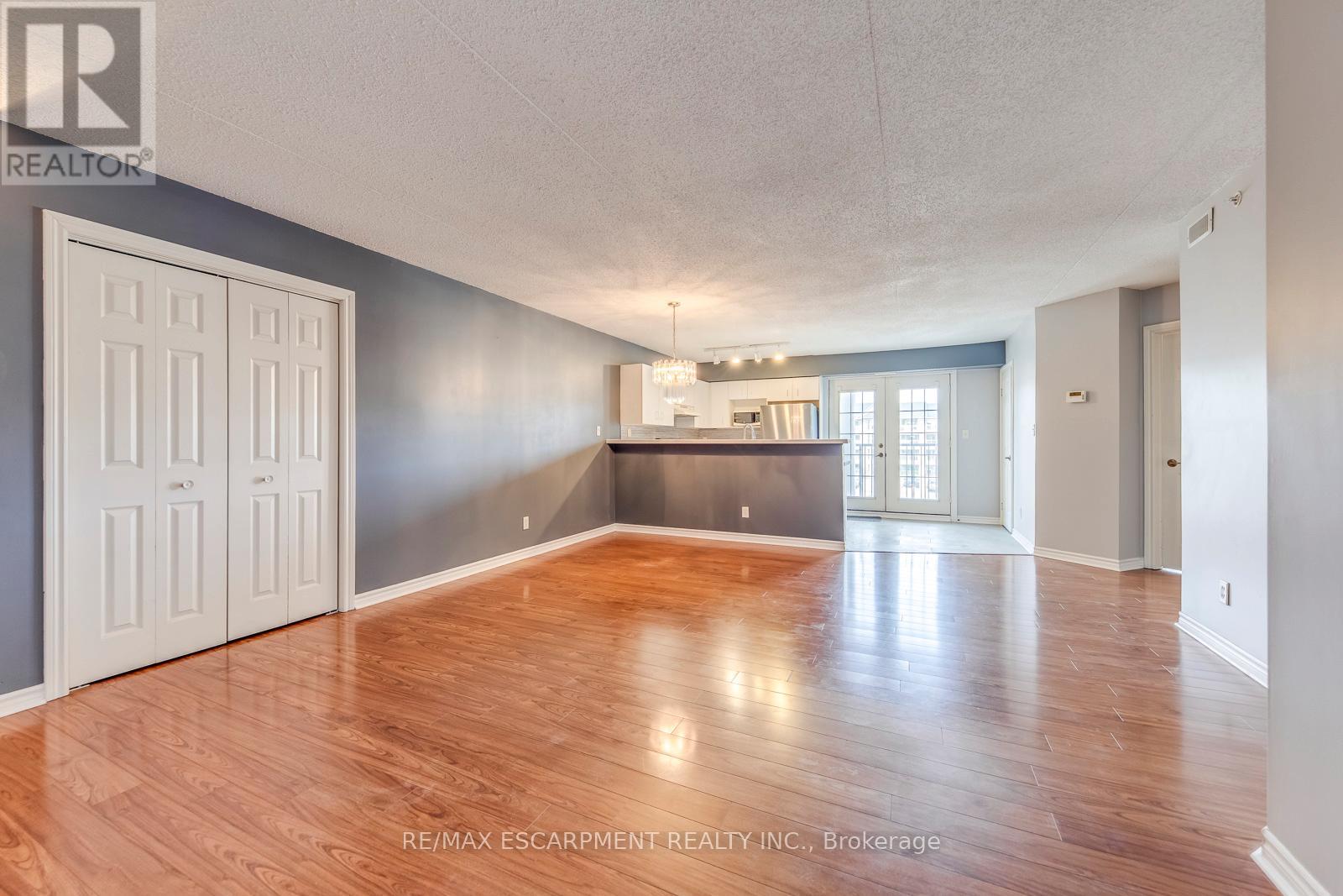 Apartment at 302 - 1411 WALKERS LINE, Burlington