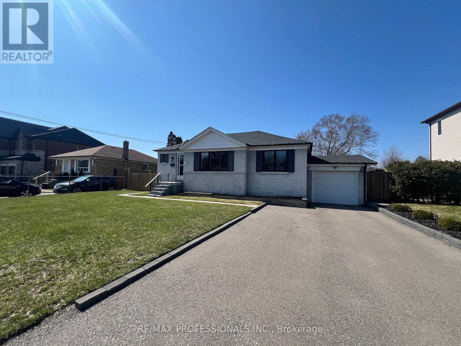 Detached at 2504 DONNAVALE DRIVE, Mississauga (Cooksville)