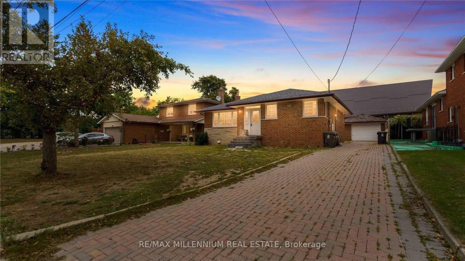 Detached at 3 JASMINE ROAD, Toronto (Humbermede)