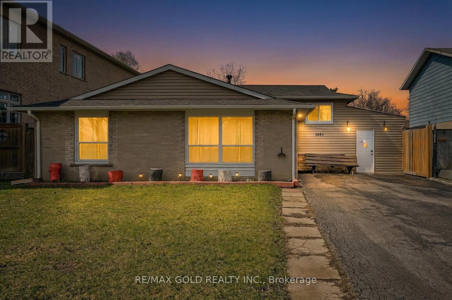 Detached at 3031 LAFONTAINE ROAD, Mississauga (Malton)