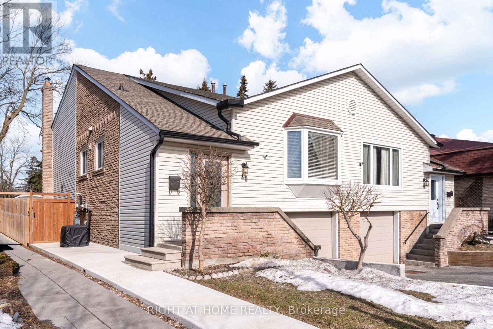 Semi-Detached/Link at 40 SALISBURY CIRCLE, Brampton (Brampton North)