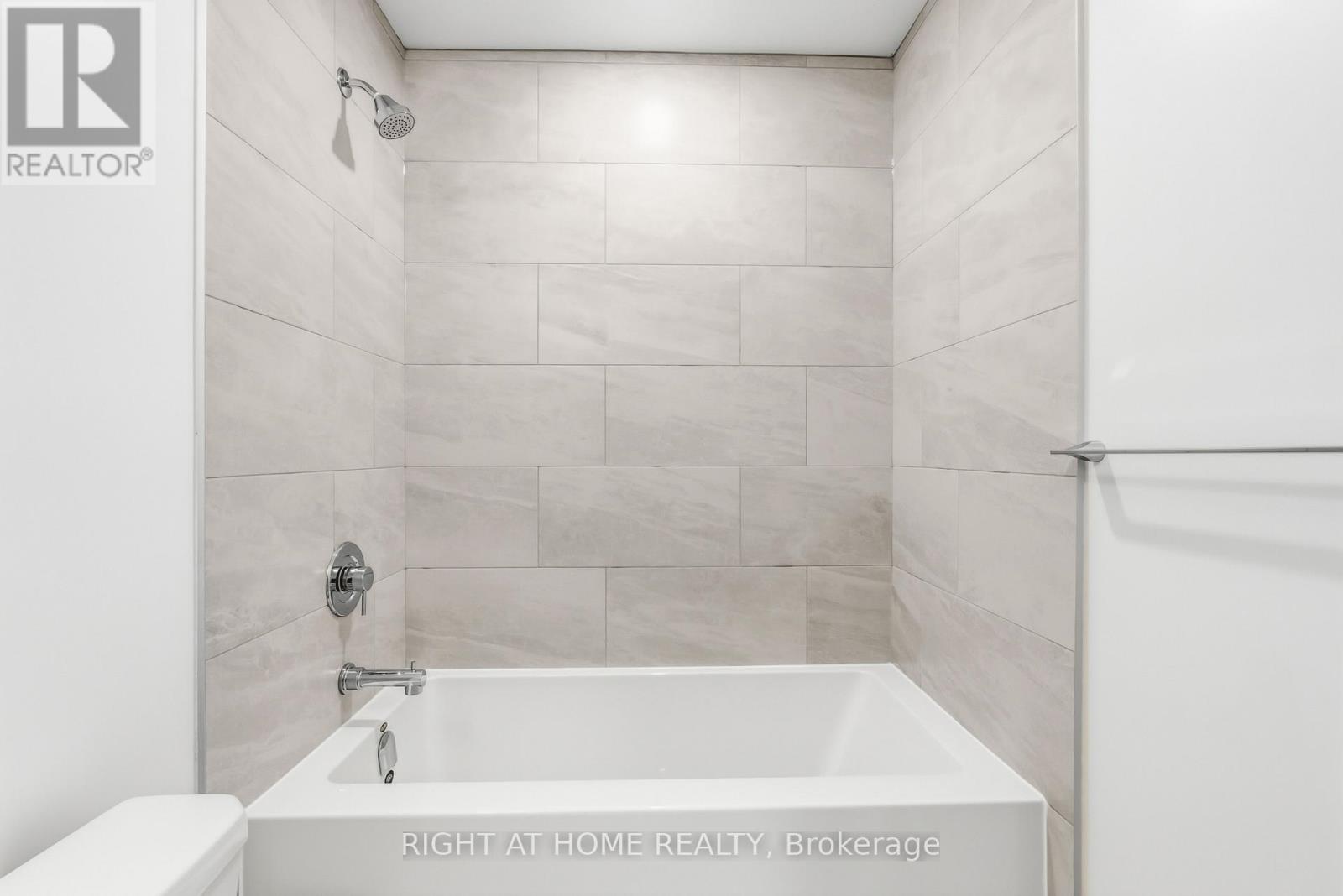 Apartment at 413 - 395 SQUARE ONE DRIVE W, Mississauga