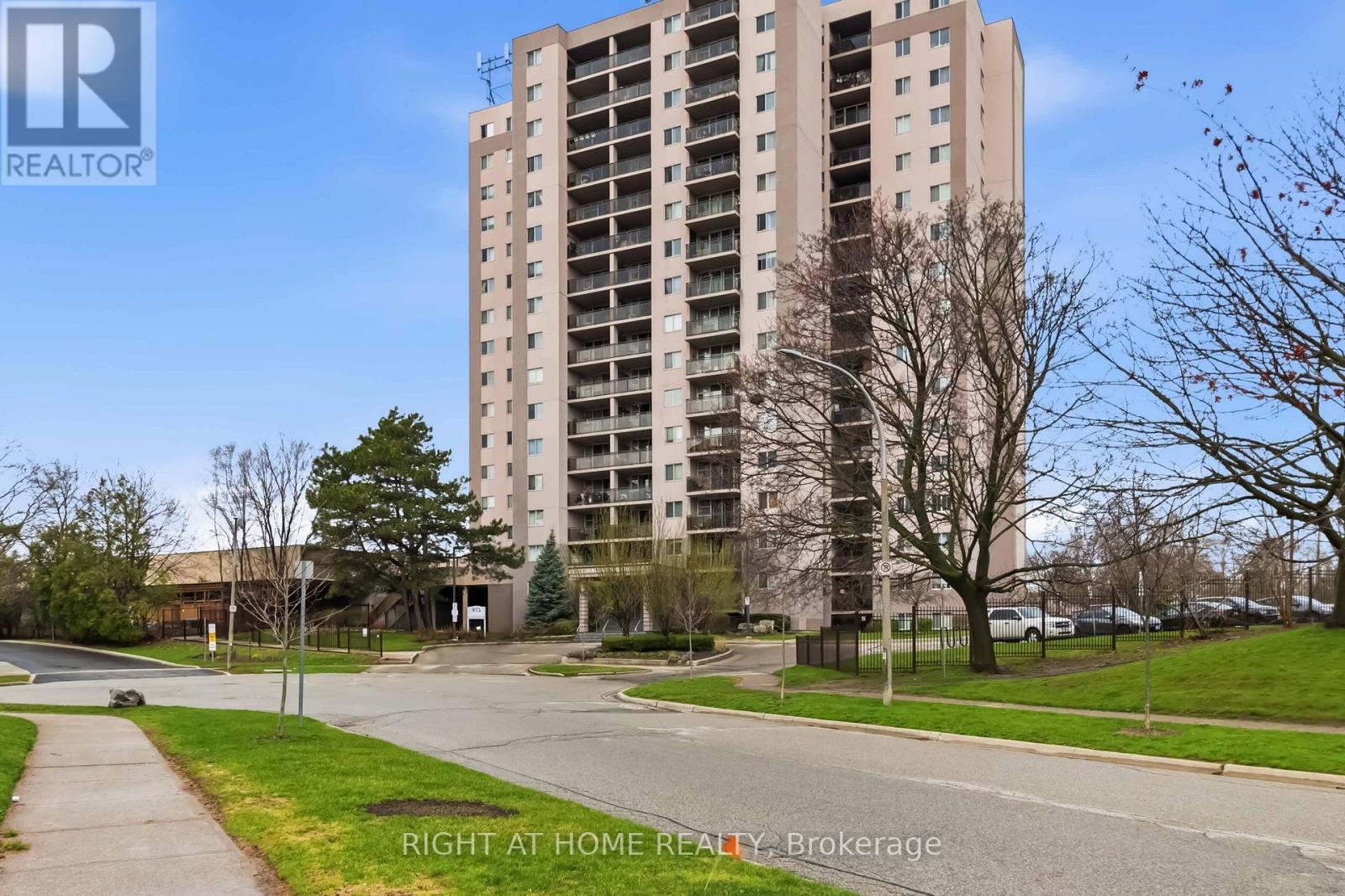 Apartment at 1706 - 975 WARWICK COURT, Burlington (LaSalle)