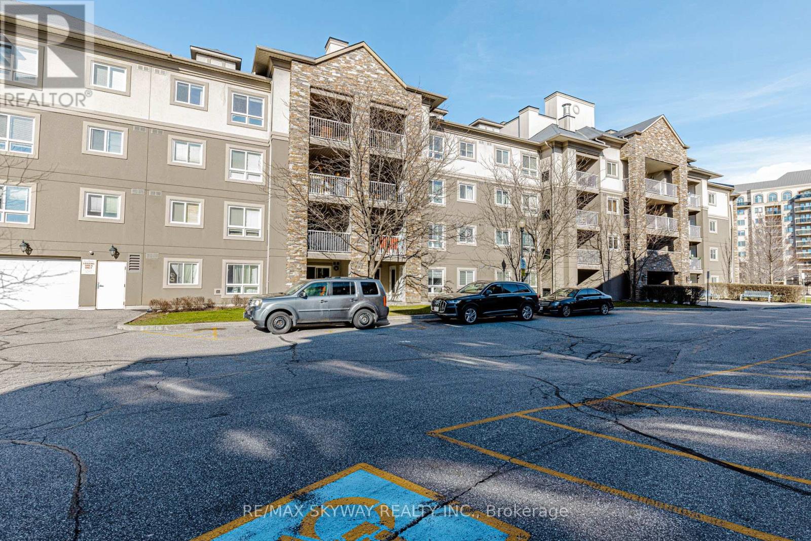 Apartment at 1403 - 8 DAYSPRING CIRCLE, Brampton (Goreway Drive Corridor)