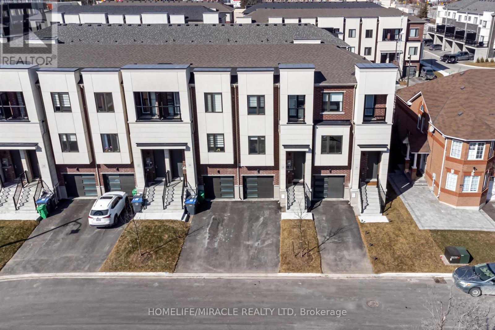 Townhouse at 18 QUEENSLAND CRESCENT, Caledon (Bolton East)