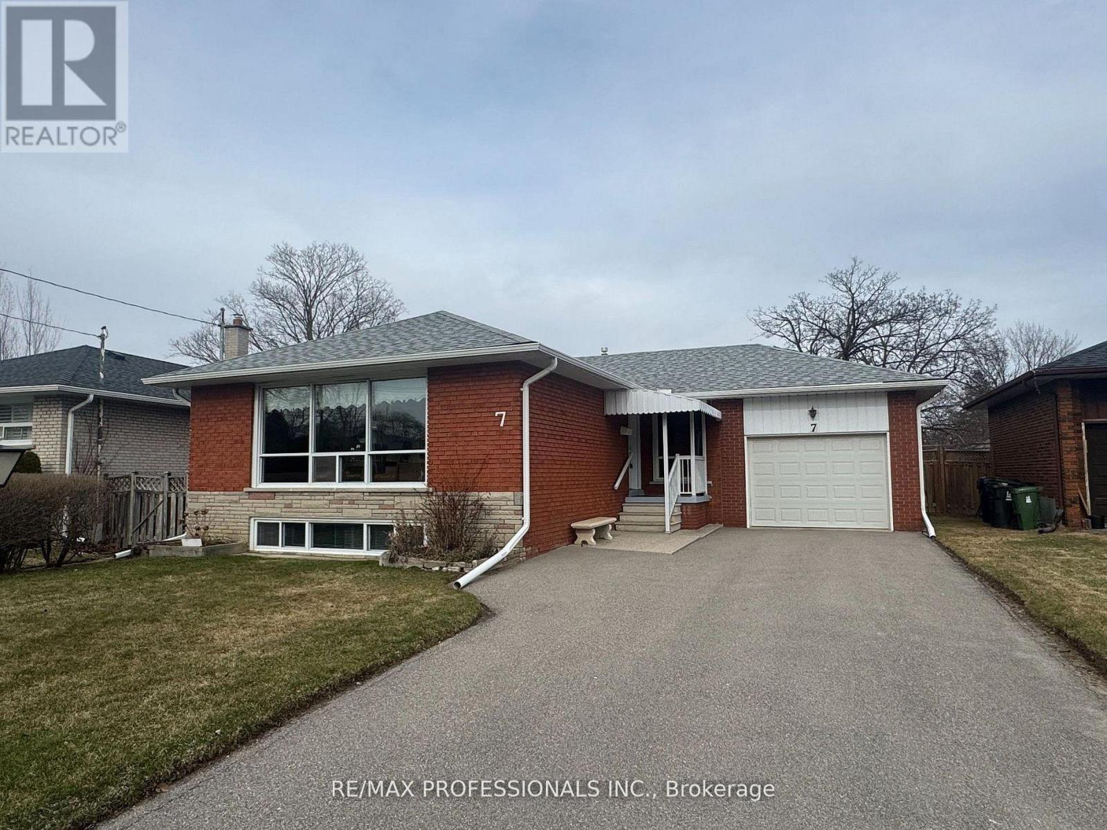 Detached at 7 PETTIT DRIVE, Toronto (Willowridge-Martingrove-Richview)