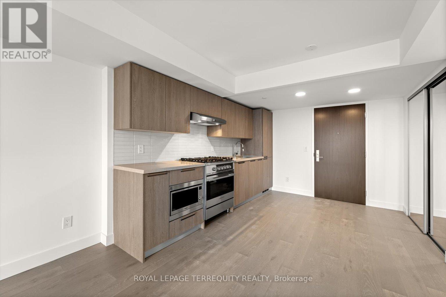 Apartment at 213 - 160 KINGSWAY CRESCENT, Toronto (Kingsway South)