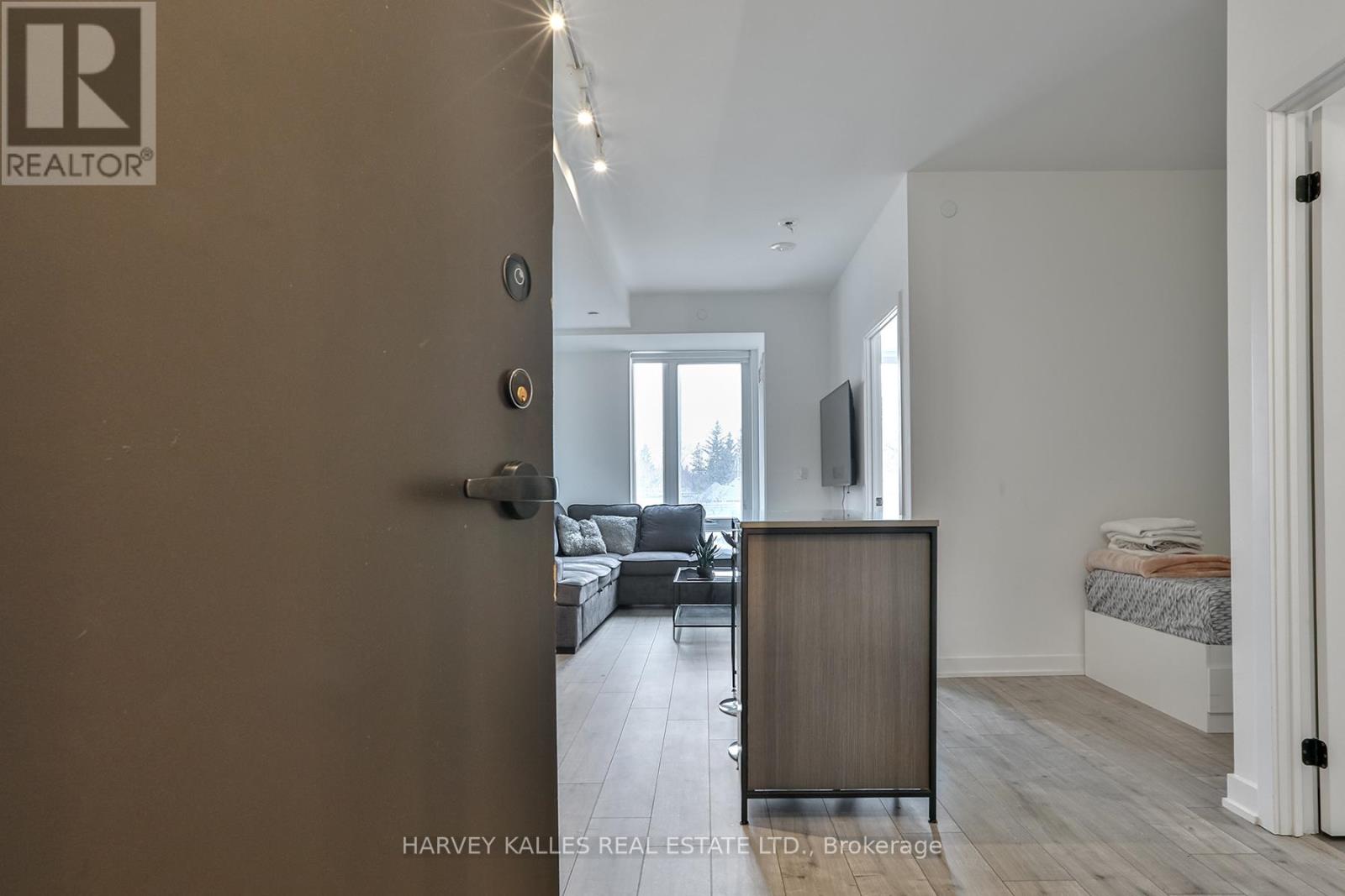 Apartment at 206 - 215 LAKESHORE ROAD W, Mississauga (Port Credit)
