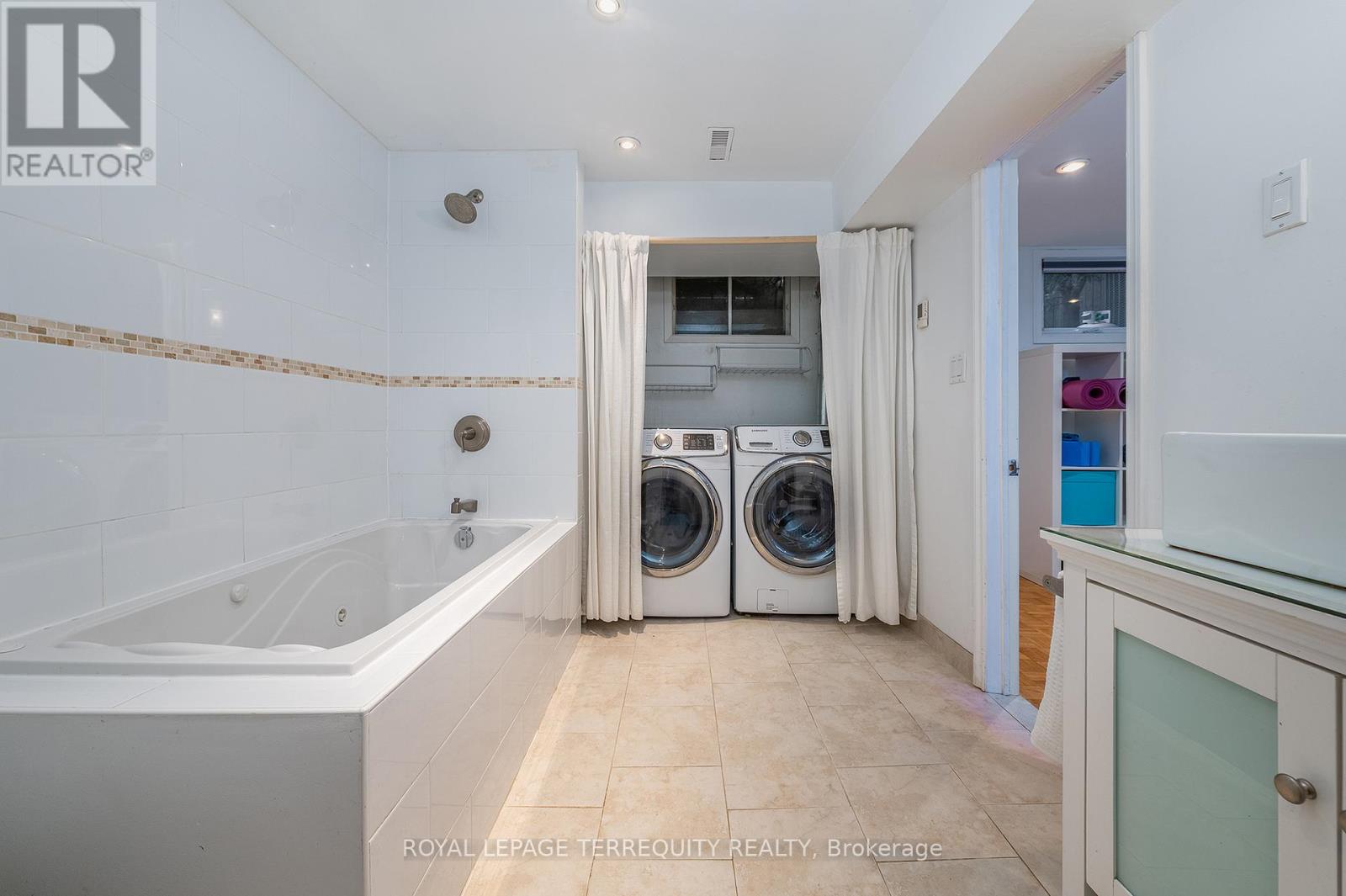 Detached at 6 EARLINGTON AVENUE, Toronto