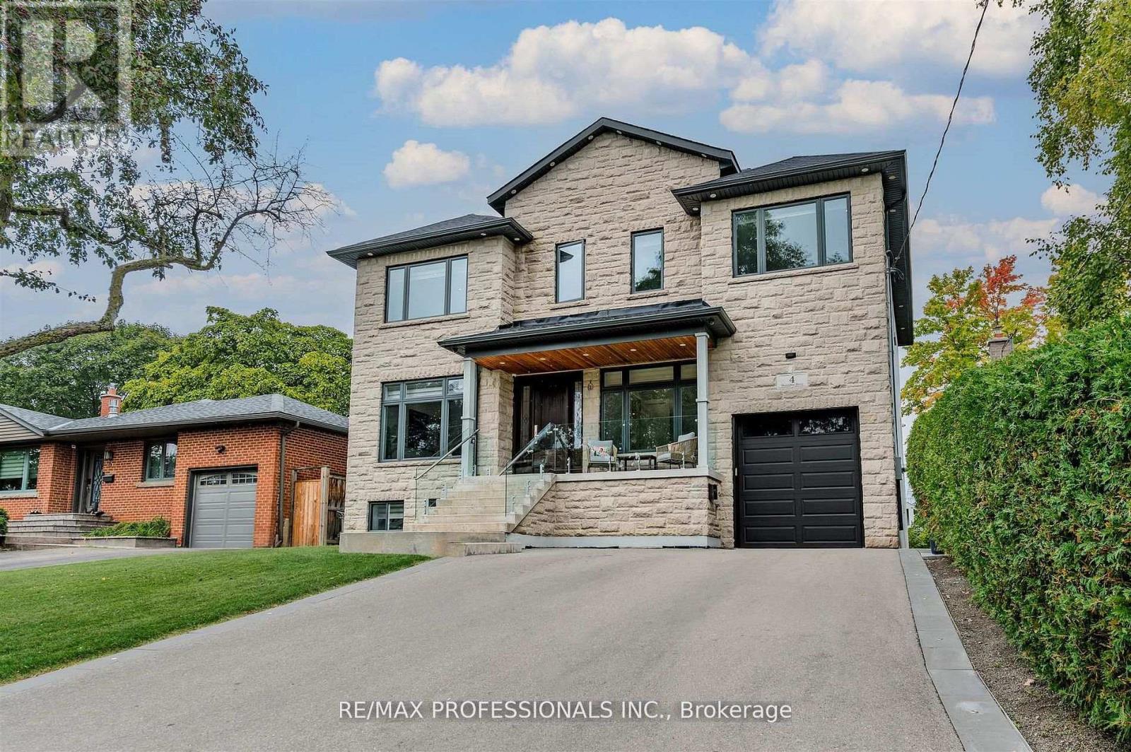 Detached at 4 DUNROBIN DRIVE, Toronto (Princess-Rosethorn)