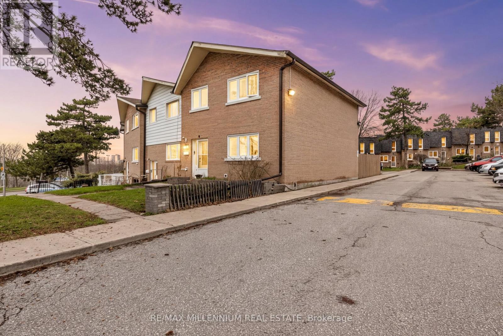 Townhouse at 5 - 10 GRANDRAVINE DRIVE, Toronto (York University Heights)