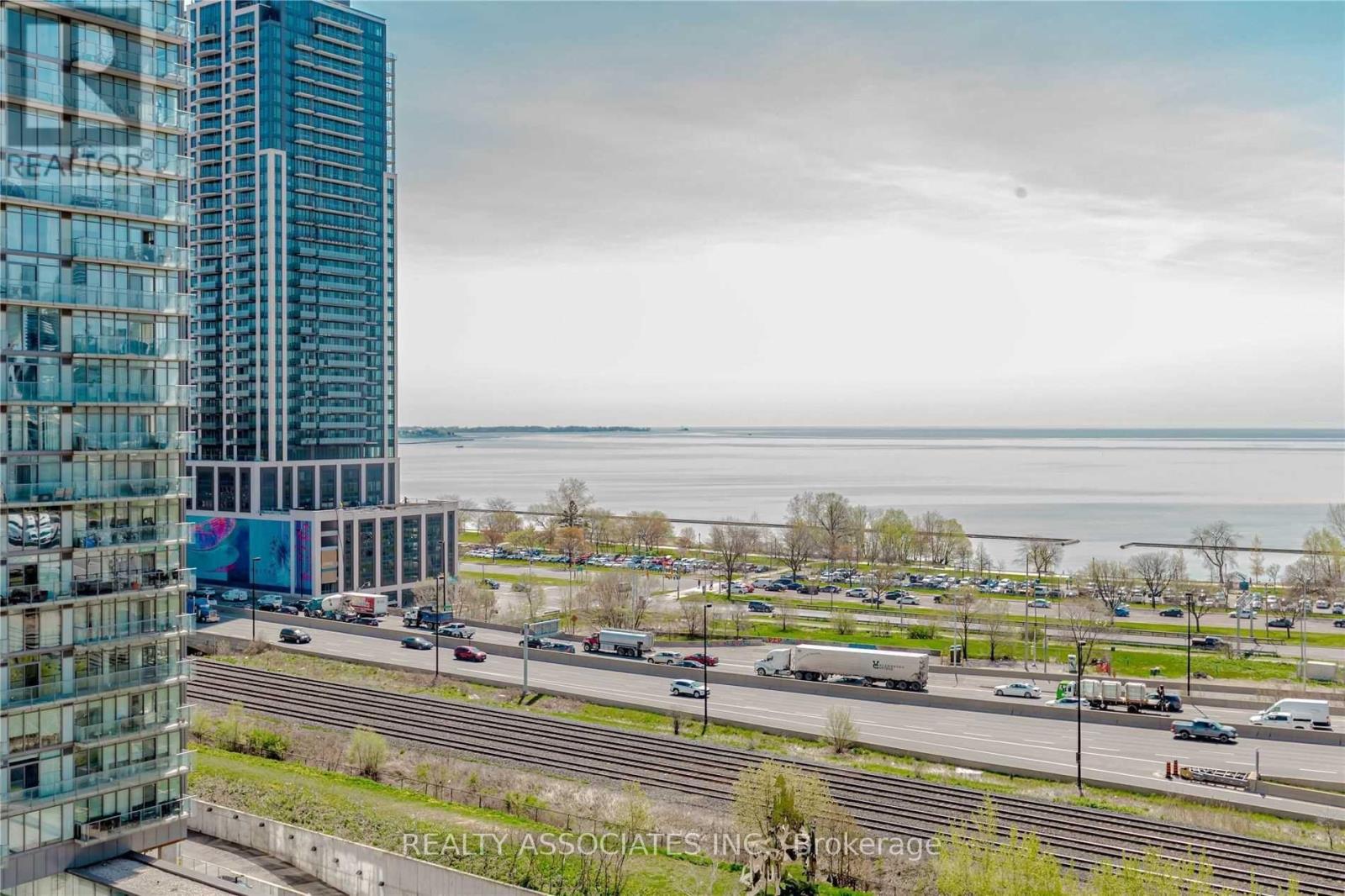 Apartment at 813 - 105 THE QUEENSWAY AVENUE, Toronto (High Park-Swansea)