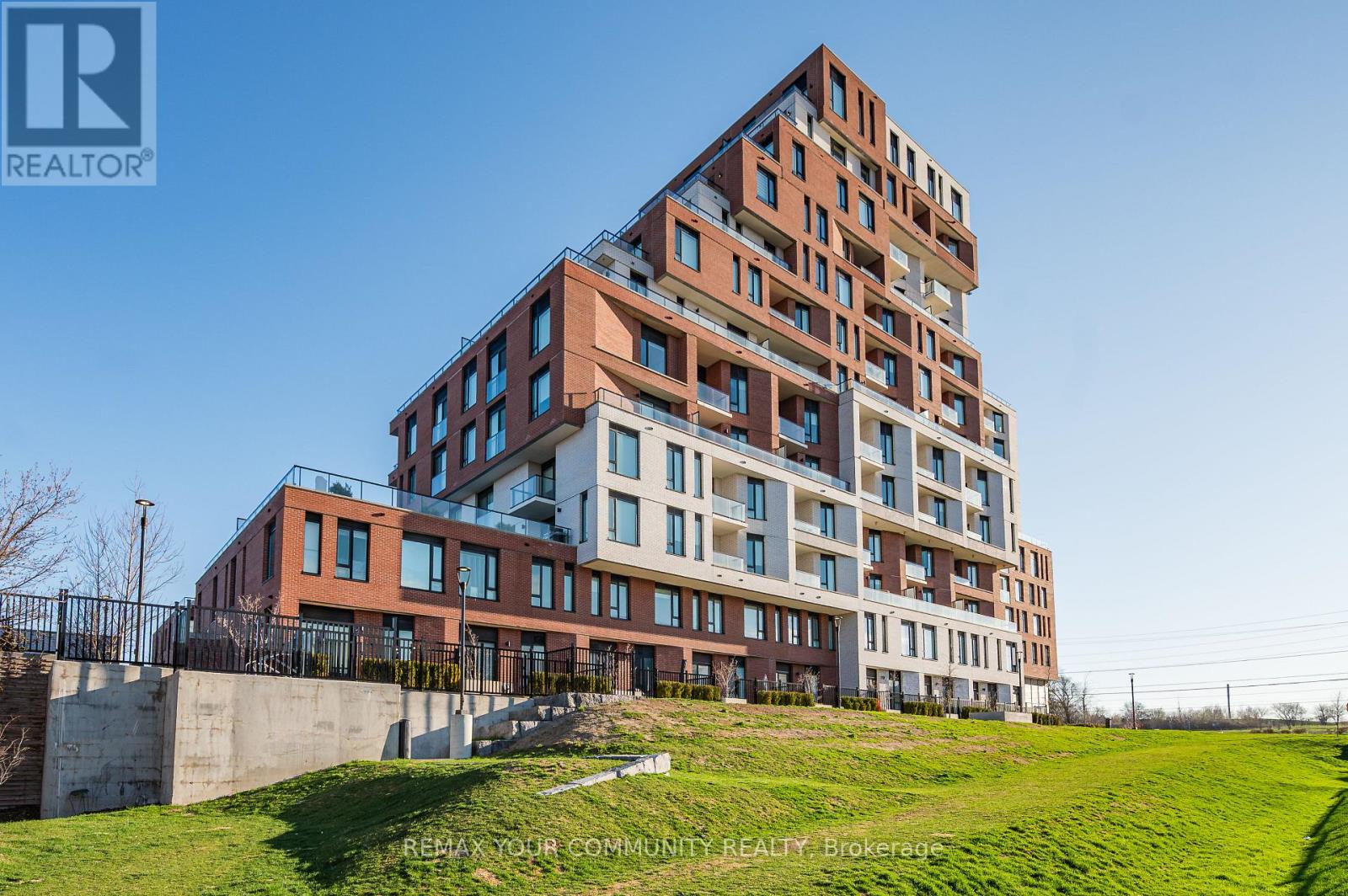 Apartment at 614 - 3100 KEELE STREET, Toronto (Downsview-Roding-CFB)