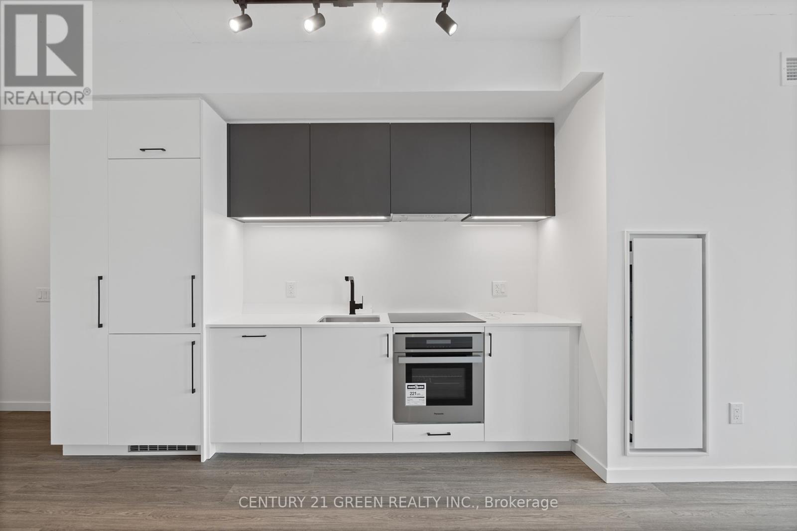 Apartment at 216 - 689 THE QUEENSWAY, Toronto