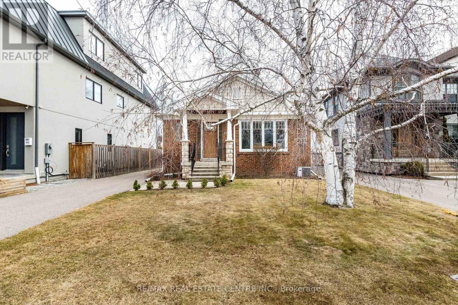 Detached at 37 MAPLE AVENUE N, Mississauga (Port Credit)