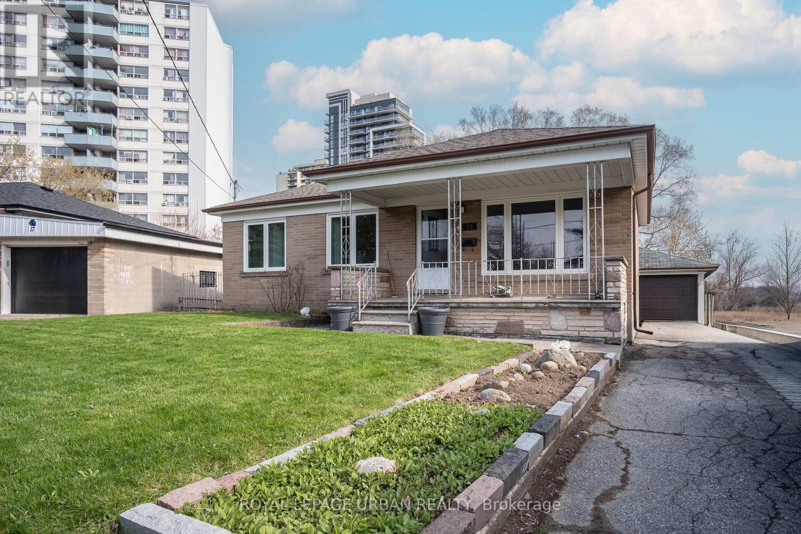 Detached at 19 BATTERSEA CRESCENT, Toronto (Maple Leaf)