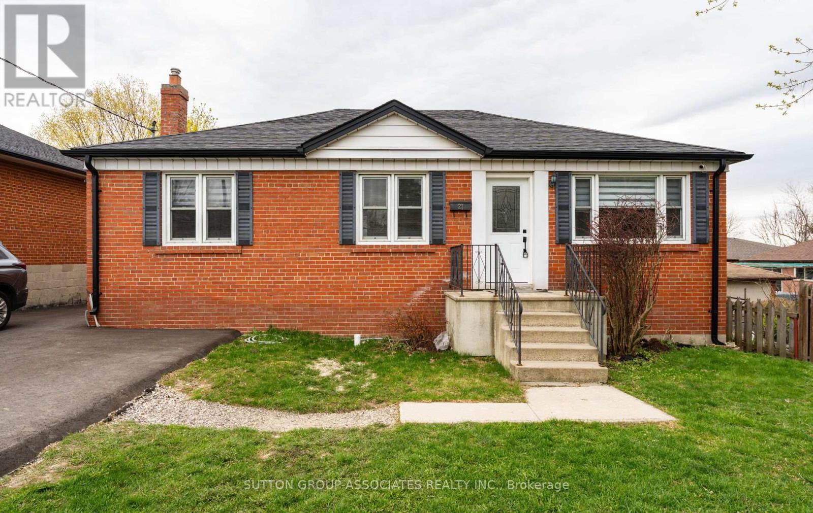Detached at MAIN FL. - 21 DEEVALE ROAD, Toronto (Downsview-Roding-CFB)