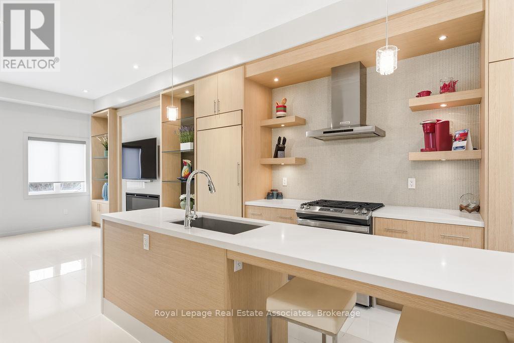 Townhouse at 228 VELLWOOD COMMON, Oakville (BR Bronte)