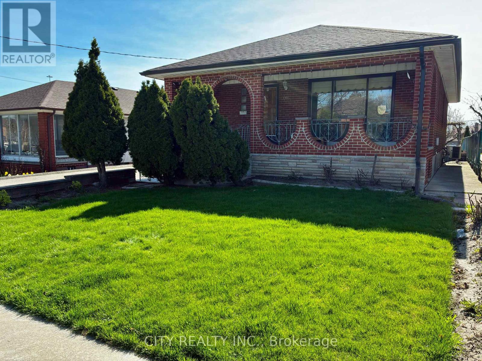 Detached at 40 MONTANA AVENUE, Toronto (Downsview-Roding-CFB)