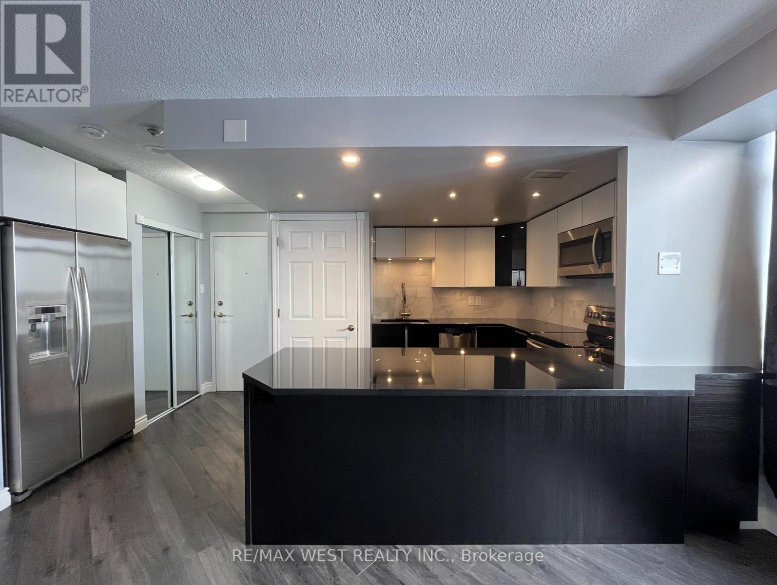 Apartment at 1007 - 300 WEBB DRIVE, Mississauga (City Centre)