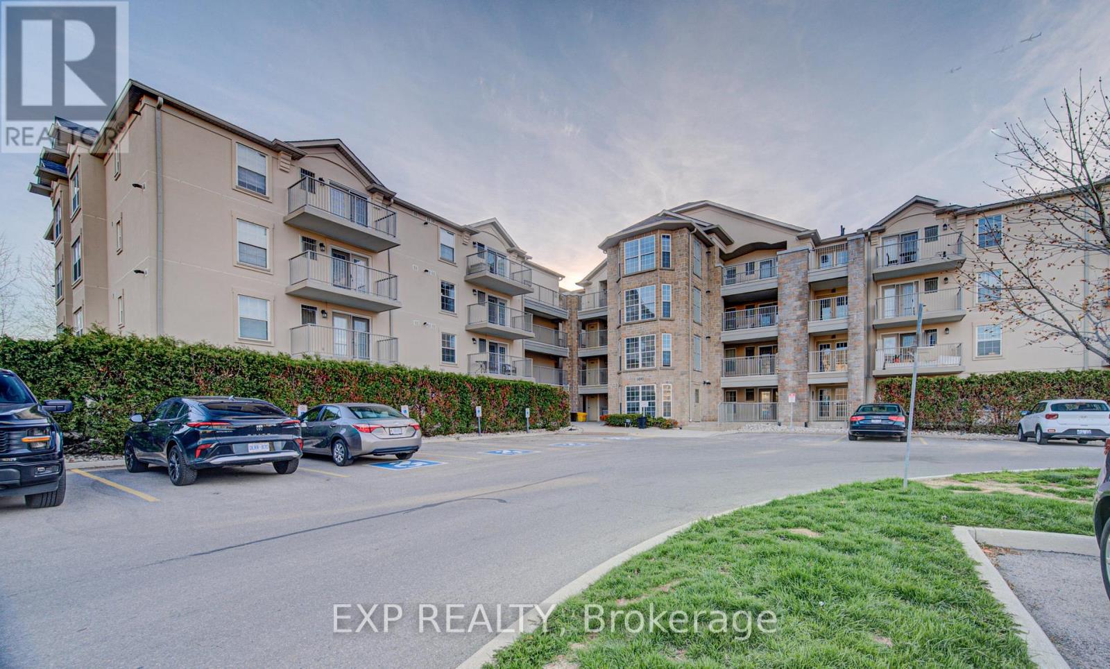Apartment at 106 - 1490 BISHOPS GATE, Oakville (GA Glen Abbey)