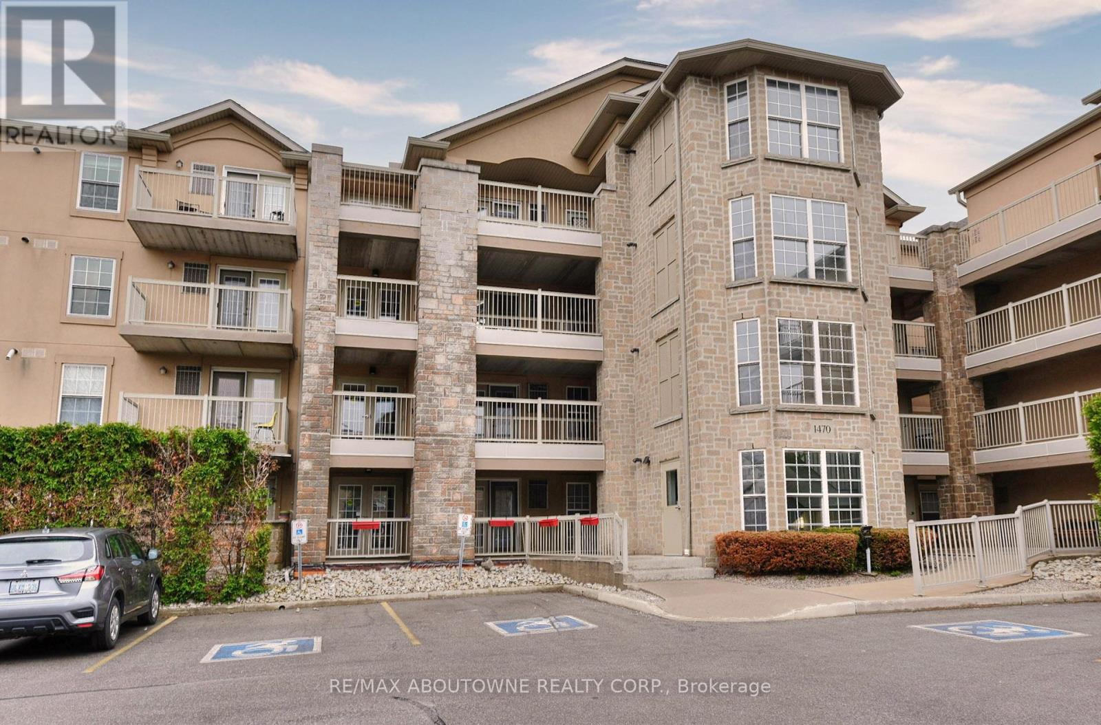 Apartment at 104 - 1470 BISHOPS GATE, Oakville (GA Glen Abbey)