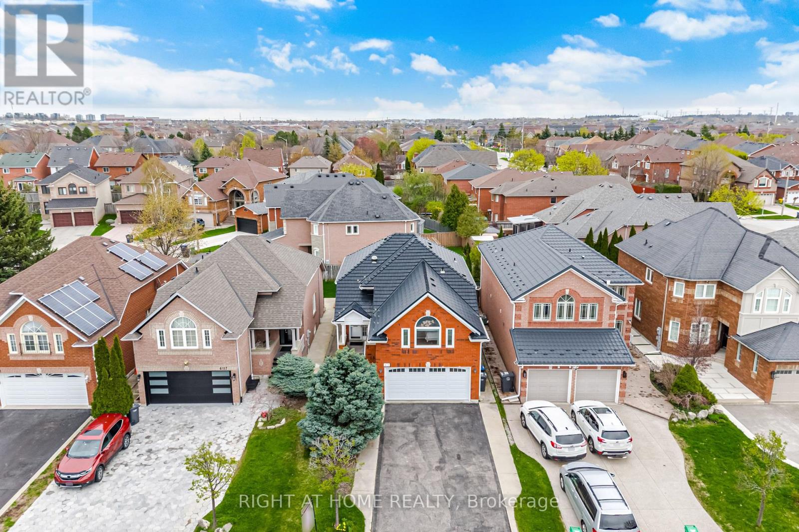 Detached at 6113 MAPLE GATE CIRCLE, Mississauga (Lisgar)