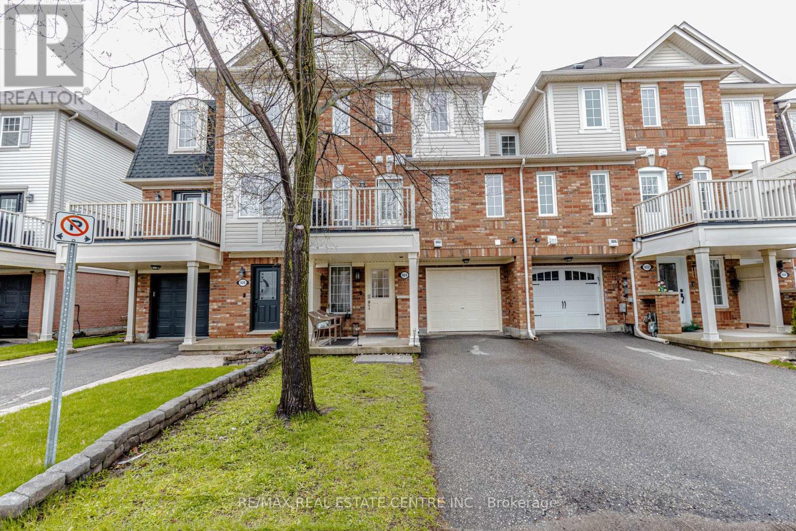 Townhouse at 924 BURGESS GARDENS, Milton (CO Coates)