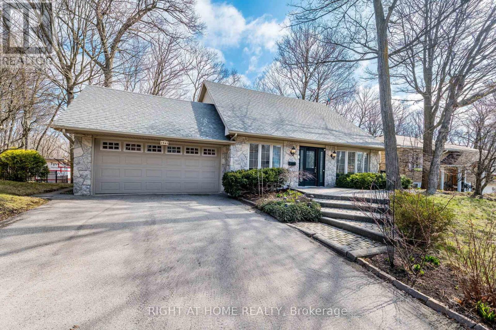Detached at 1941 FOUR SEASONS DRIVE, Burlington (Tyandaga)