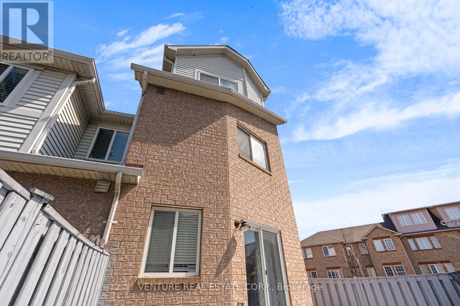 Townhouse at 19 SPADINA ROAD, Brampton