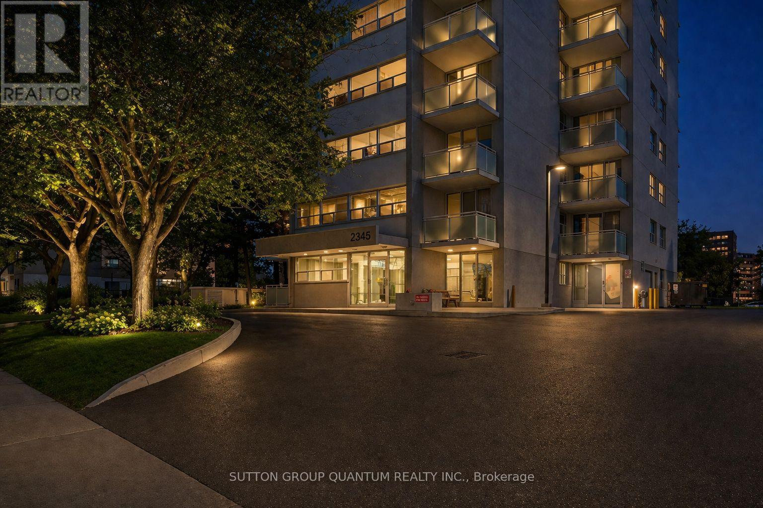 Apartment at 802 - 2345 CONFEDERATION PARKWAY, Mississauga (Cooksville)