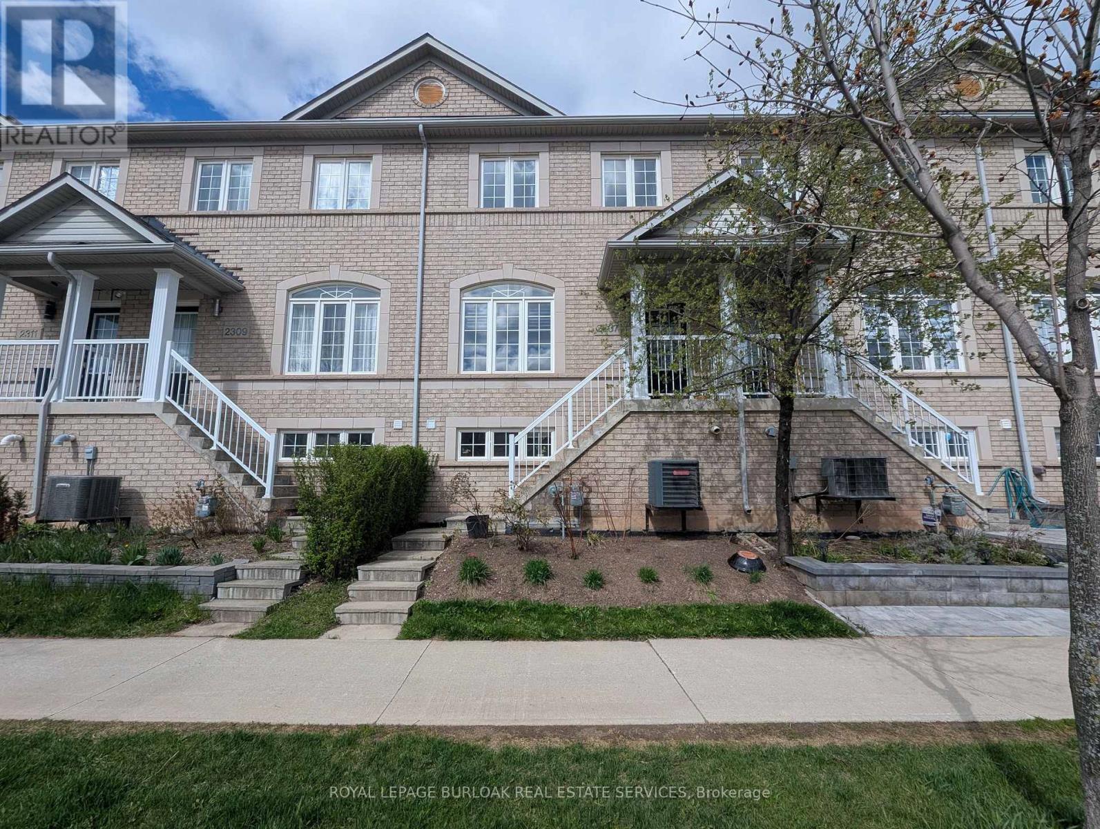 Townhouse at 2307 SUTTON DRIVE, Burlington (Orchard)