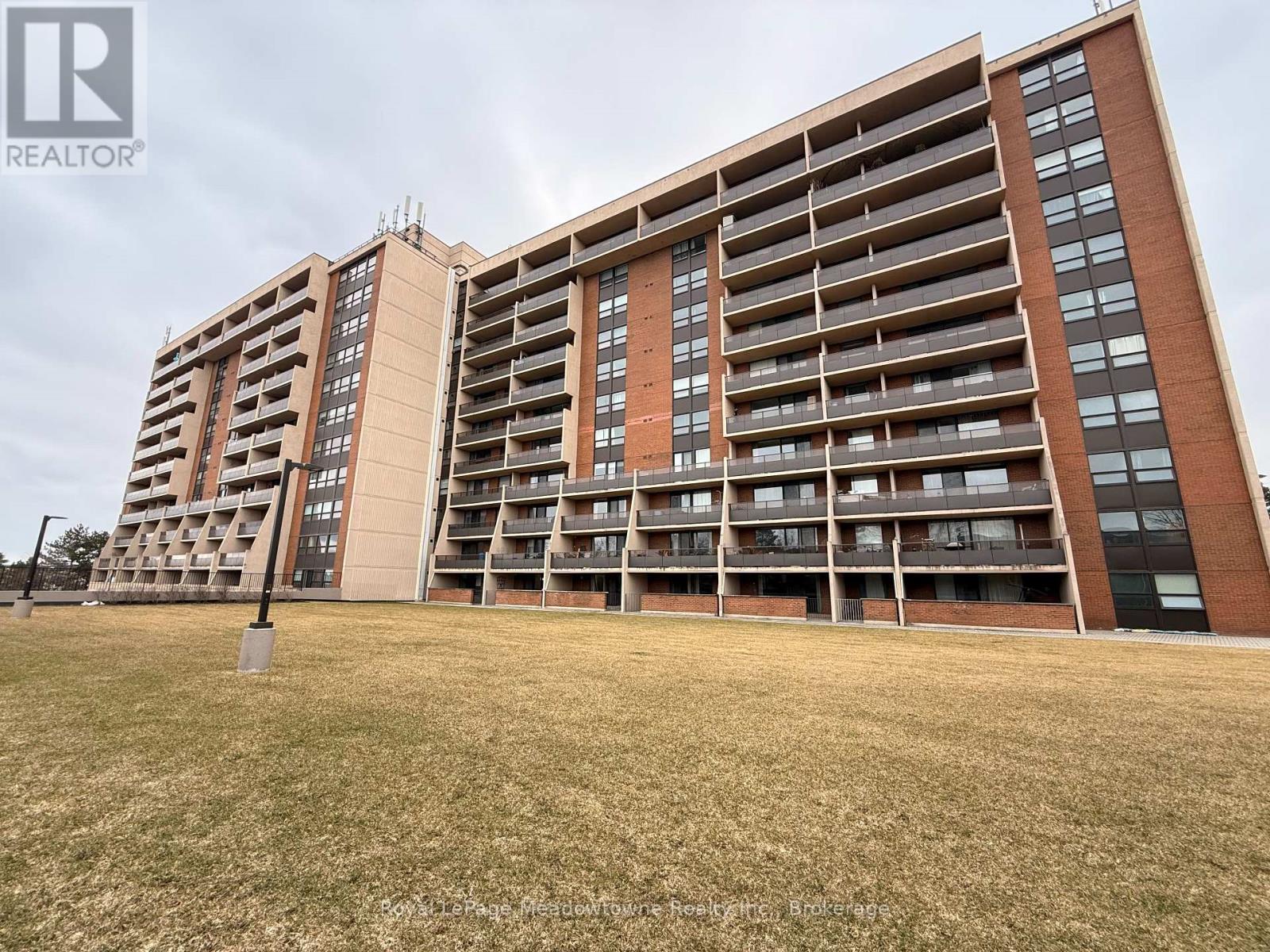 Apartment at 215 - 2929 AQUITAINE AVENUE, Mississauga (Meadowvale)