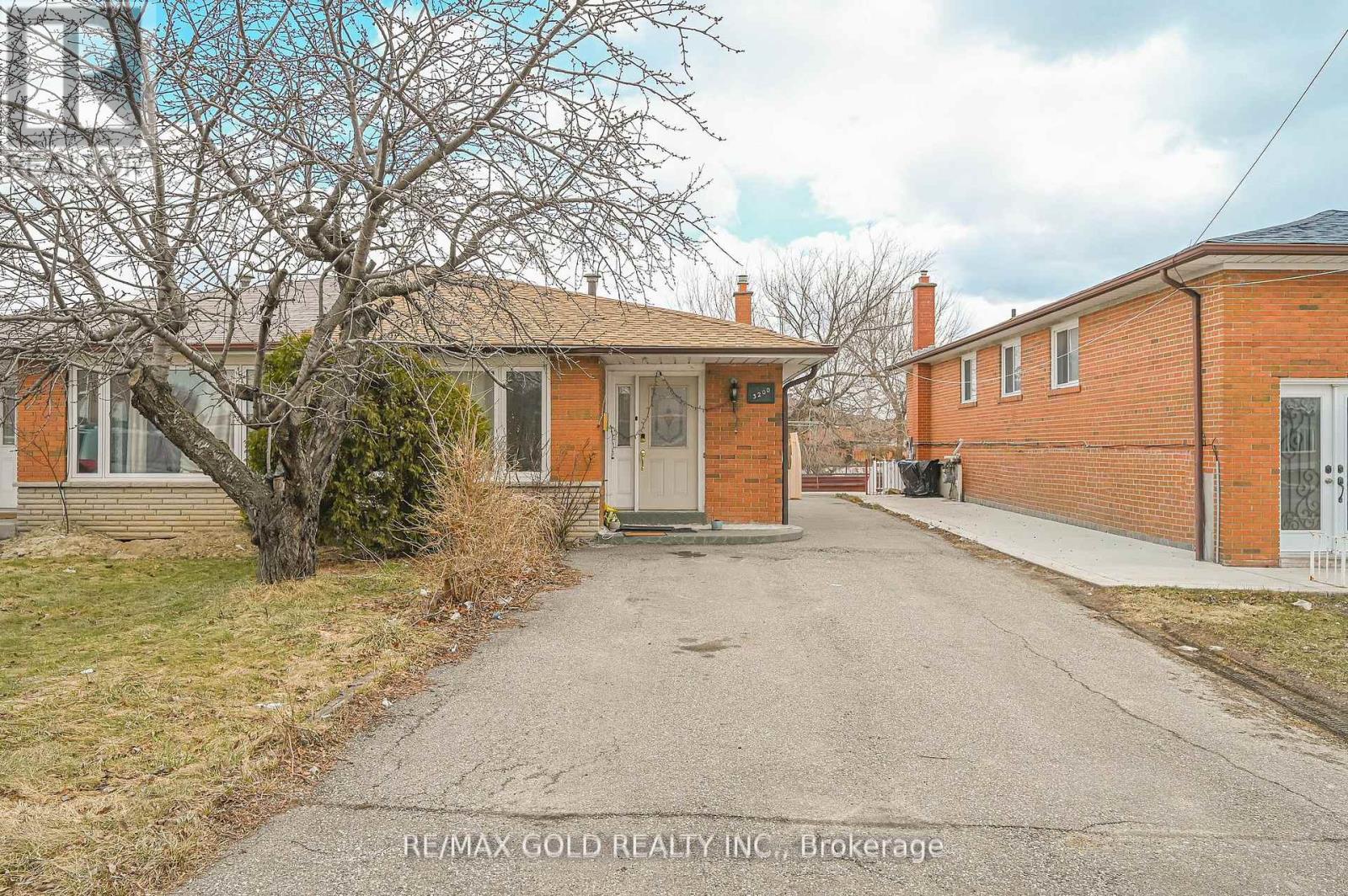 Semi-Detached/Link at 3200 MORNING STAR DRIVE, Mississauga (Malton)