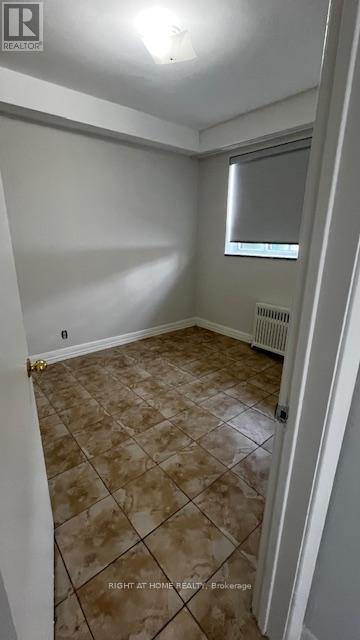 Apartment at 1 - 1 WANDLE AVENUE, Toronto (Downsview-Roding-CFB)