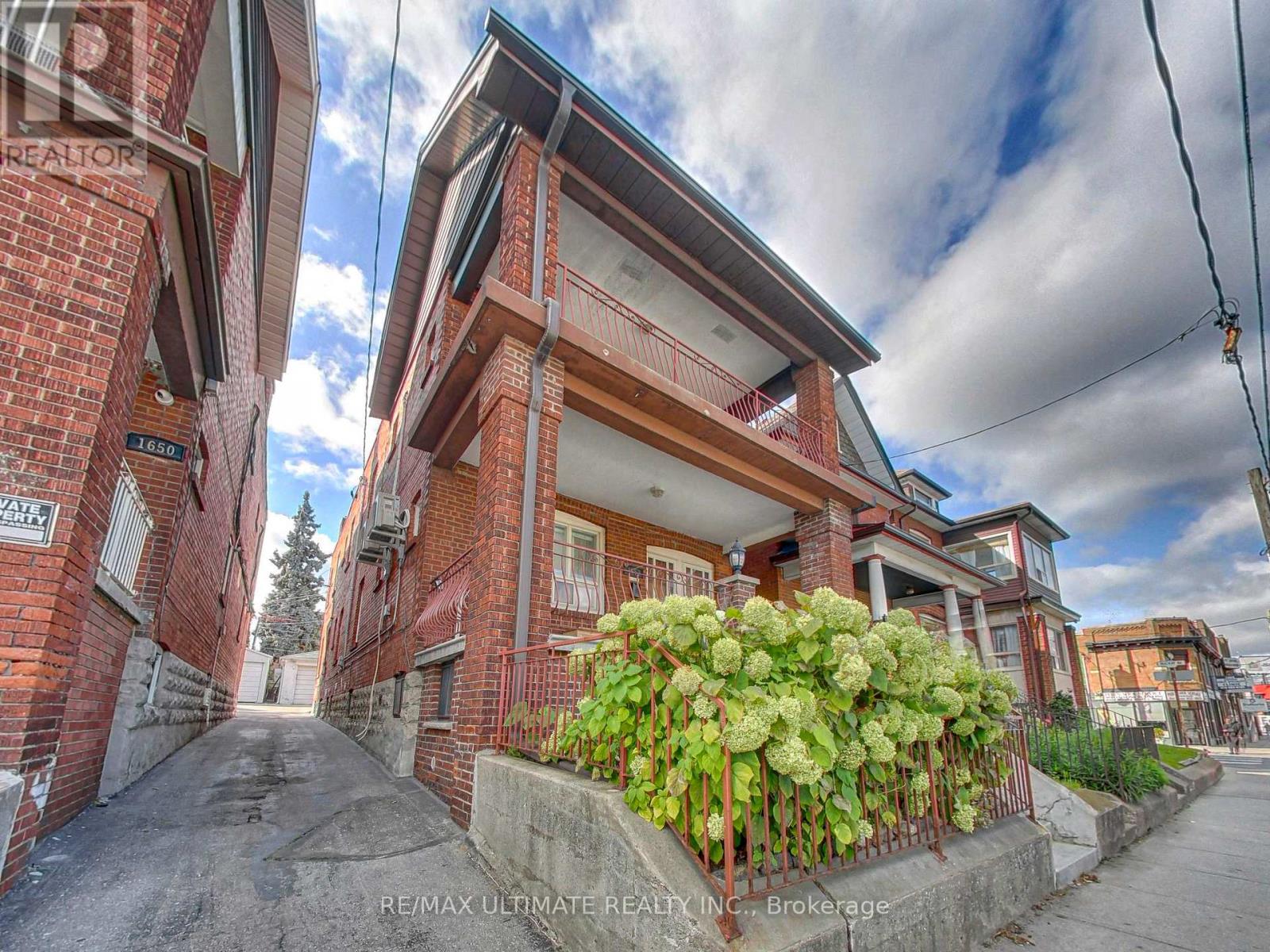 Multiplex at B - 1652 DUFFERIN STREET, Toronto (Corso Italia-Davenport)