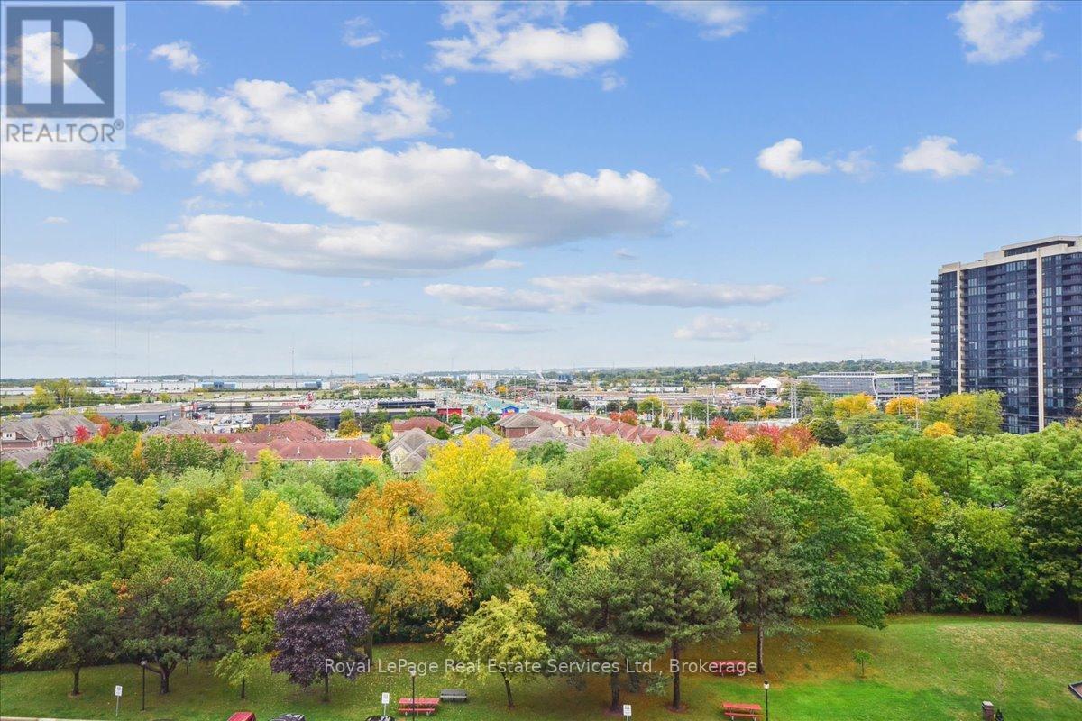 Apartment at 812 - 966 INVERHOUSE DRIVE, Mississauga