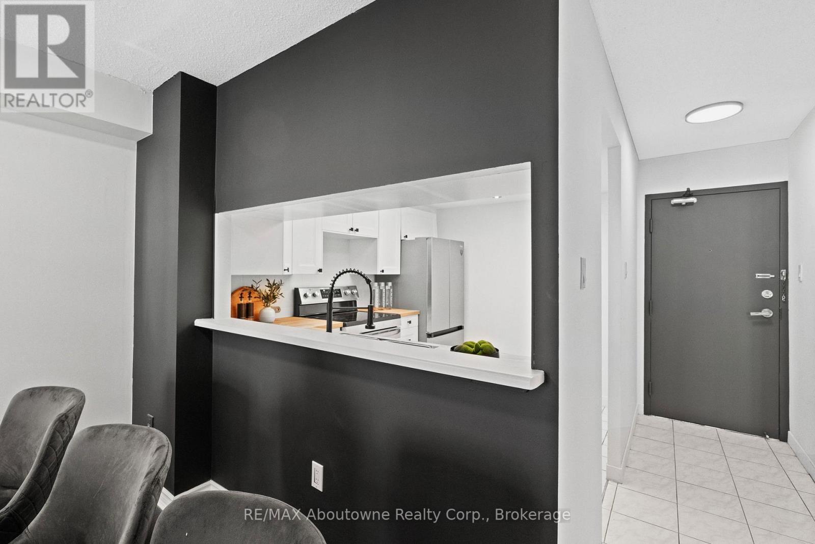 Apartment at 1108 - 300 WEBB DRIVE, Mississauga (City Centre)