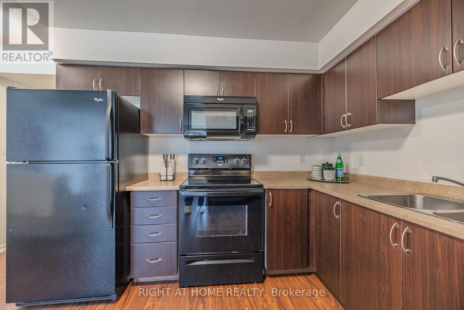 Townhouse at 17 - 2464 POST ROAD, Oakville