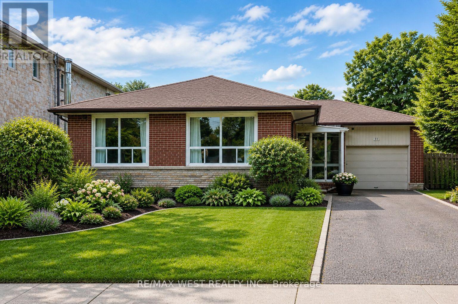 Detached at BSMT - 15 HAMLYN CRESCENT, Toronto (Islington-City Centre West)