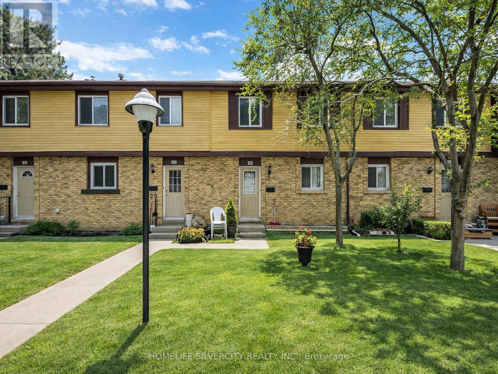 Townhouse at 100 - 45 HANSEN ROAD, Brampton (Madoc)