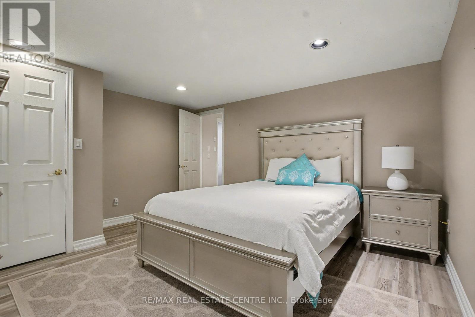 Detached at 4220 ENNISCLARE DRIVE, Milton