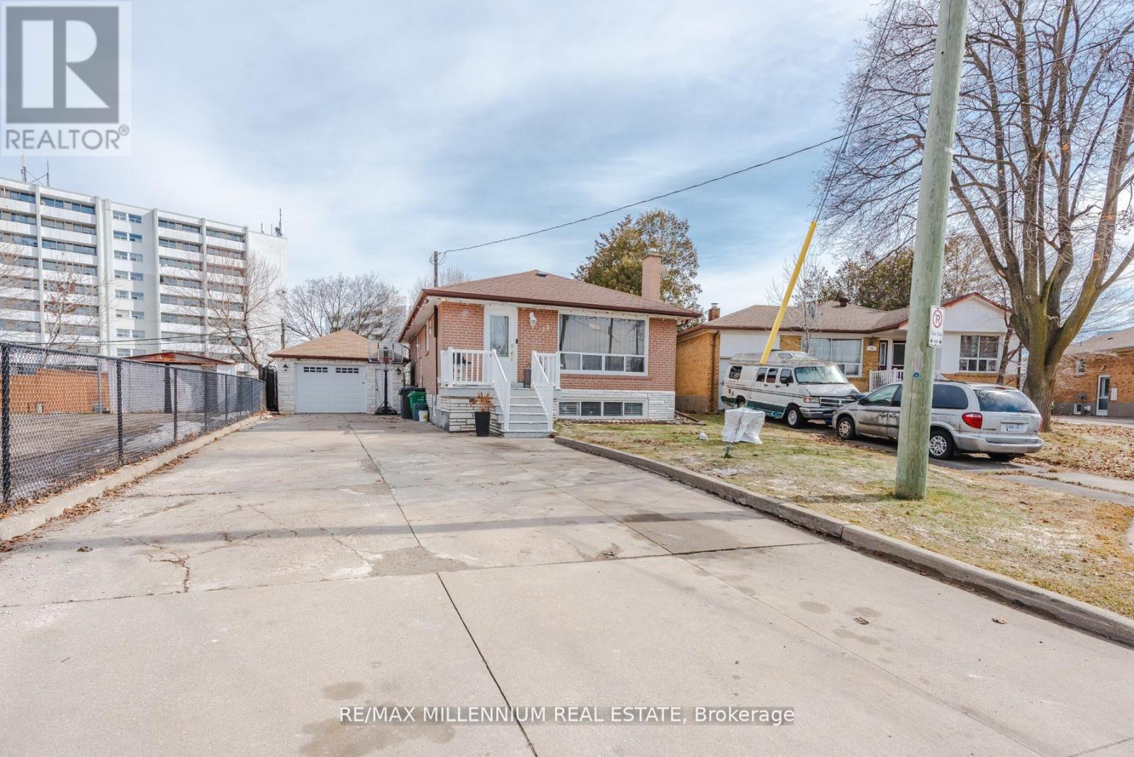 Detached at 13 CUMBERLAND DRIVE, Brampton (Brampton North)
