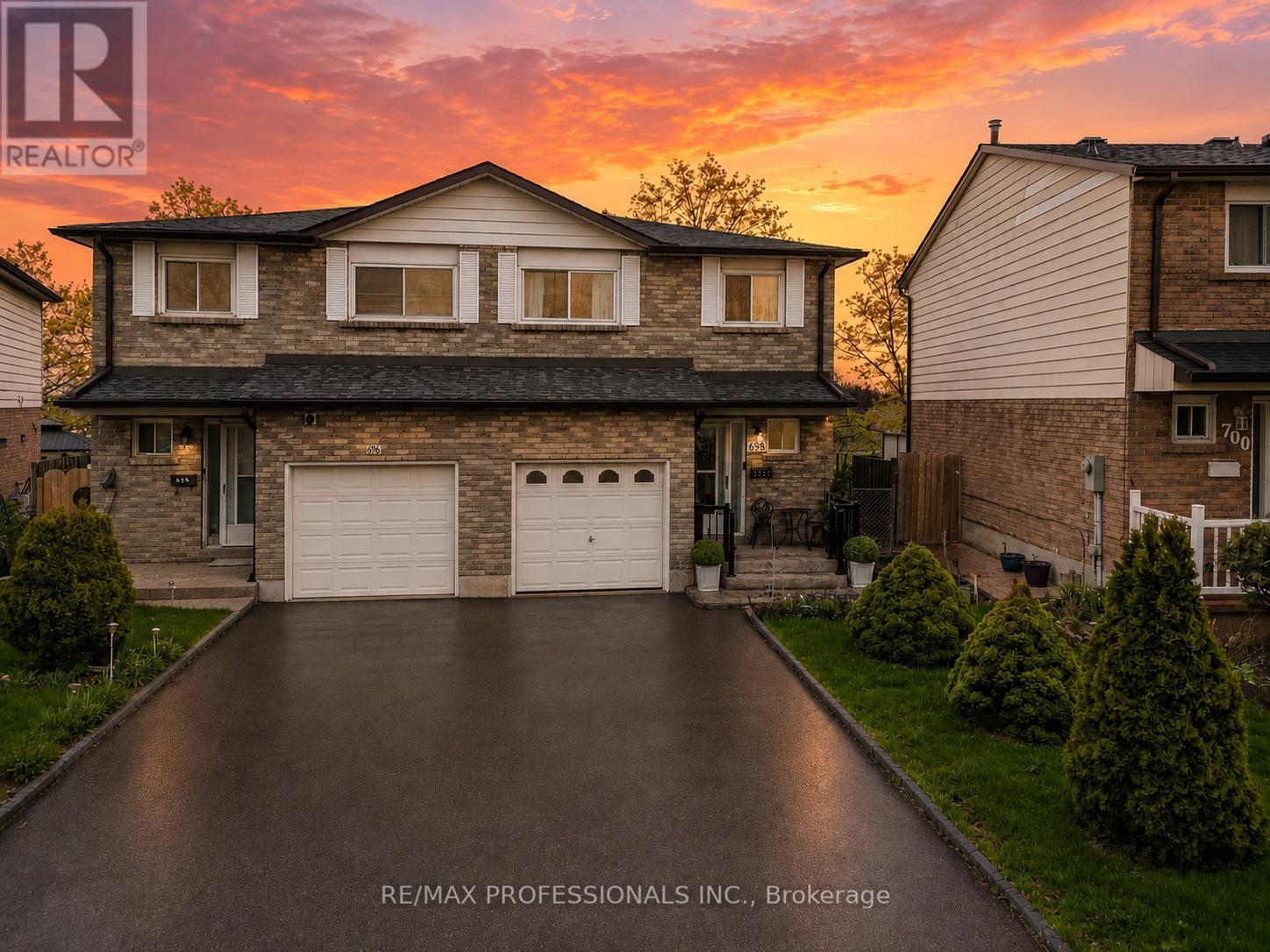 Semi-Detached/Link at 698 GALLOWAY CRESCENT, Mississauga (Creditview)